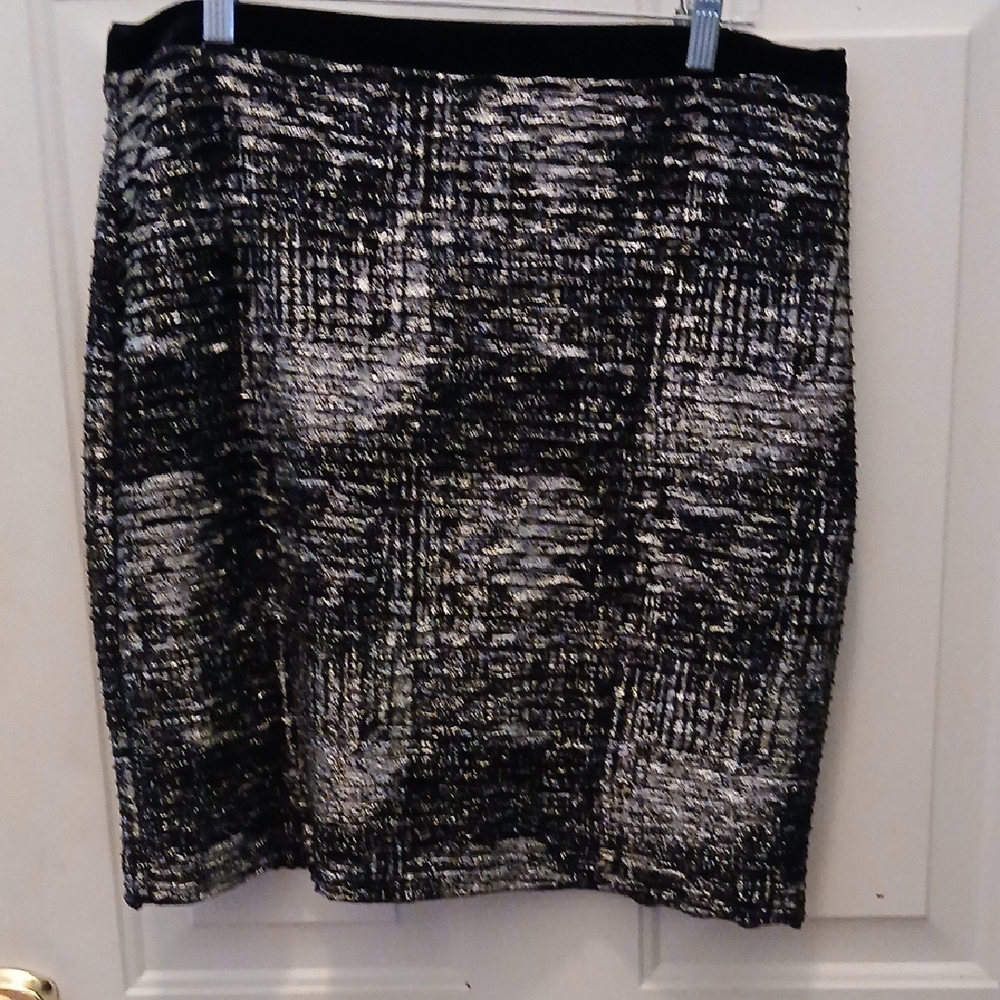 Karen Kane Black and Silver Elegent Skirt